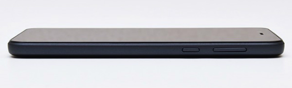 Android One S3:右面には音量キーと電源キー
