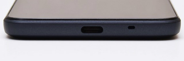 Android One S3:下面にある外部入出力端子はUSB Type-C規格。表裏を気にせず使える