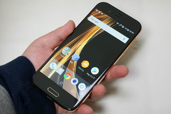 AQUOS Rを手に持ったところ