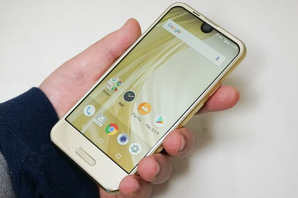 AQUOS R compactを手に持ったところ