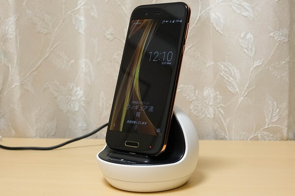 AQUOS Rに付属する充電台「ロボクル」
