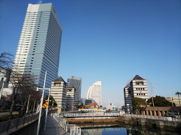 日中の風景写真。画角の違いが分かりやすい
