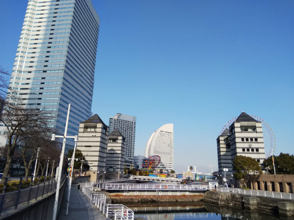 日中の風景写真。画角の違いが分かりやすい