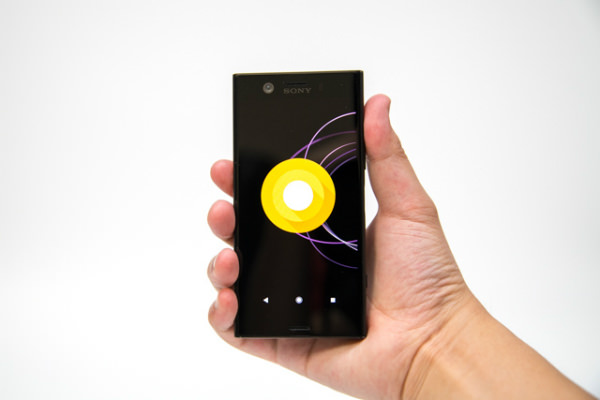 Xperia XZ1 Compactを片手持ちしたイメージ