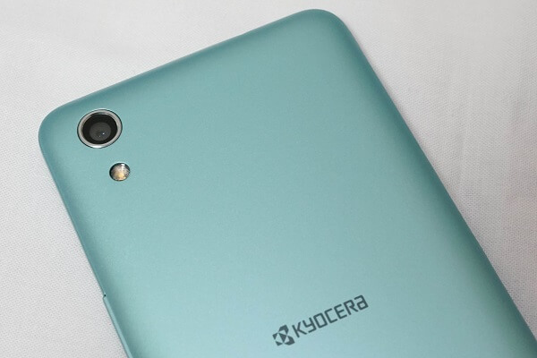Android One S4:カメラ周りに突起はなくフラットな仕上がり