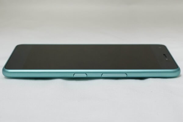 Android One S4:右側面には音量キーと電源キー
