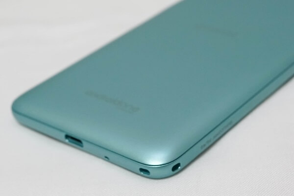 Android One S4:本体の角にストラップホールを用意