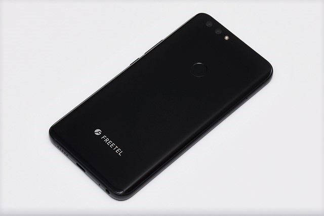 REI 2 Dual:背面パネルはガラス製。下部に「FREETEL」のロゴが入る
