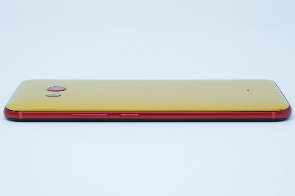 HTC U11 ソーラーレッド 右側面には電源キーと音量キー