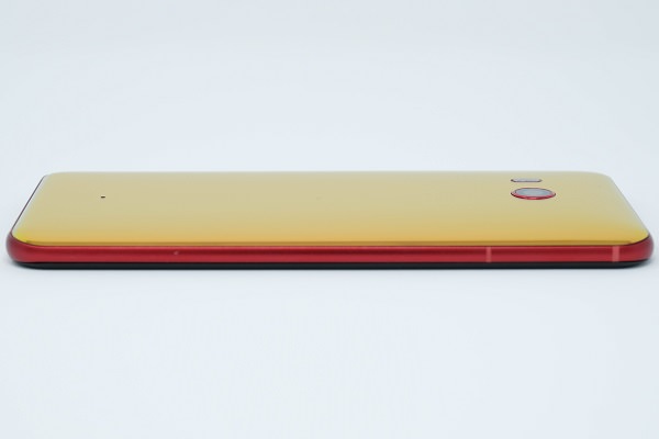 HTC U11 ソーラーレッド 左側面