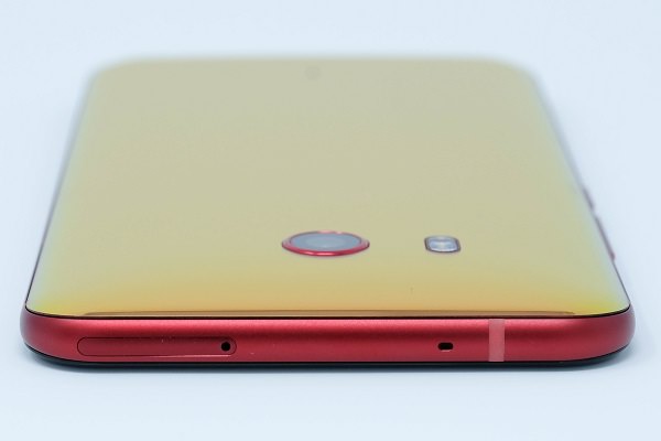 HTC U11 ソーラーレッド 上部にはnano SIM・microSDカードスロット
