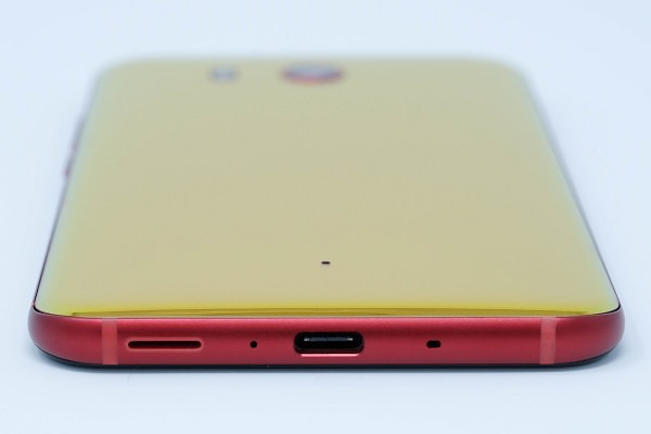 HTC U11 ソーラーレッド 底面にはUSB Type-C端子とスピーカー