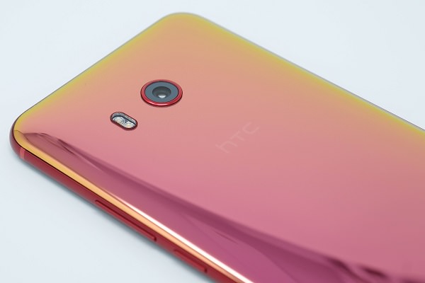 HTC U11 ソーラーレッド 見る角度によって背面の色が変わる