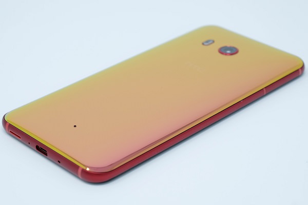 HTC U11 ソーラーレッド 見る角度によって背面の色が変わる
