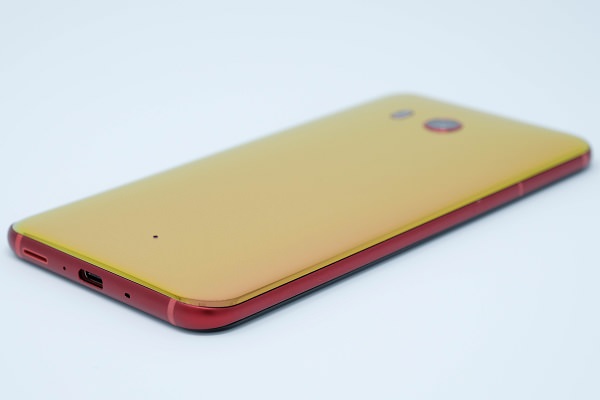 HTC U11 ソーラーレッド 見る角度によって背面の色が変わる