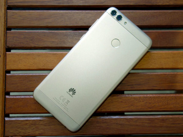 背面パネルはメタルボディ。下部にHUAWEIロゴが入ります