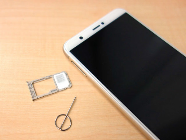 SIMスロットはmicro SDと排他構造