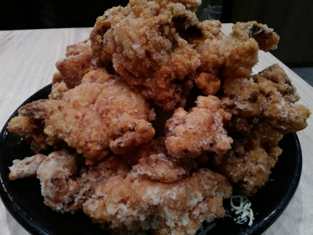 Priori 5の背面カメラで撮影した作例:やや暗めの屋内で撮影した唐揚げ。食べ物の撮影には向かないかも