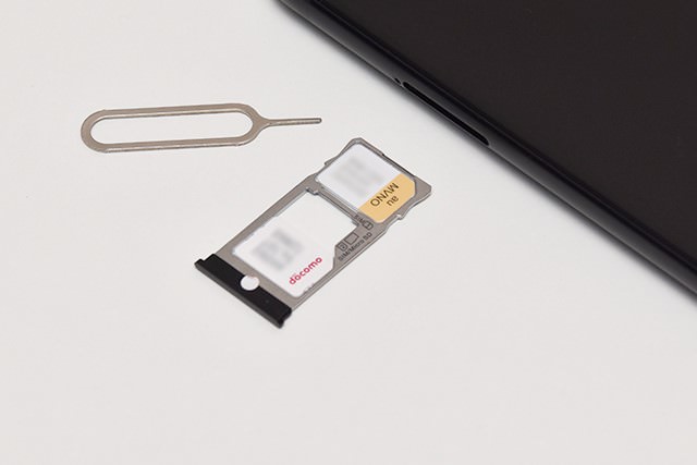 挿すSIMカードが1枚なら奥のみ、2枚のなら2つのカードスロットを使う