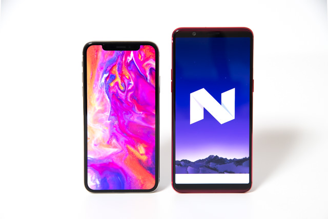 ディスプレイ、iPhone X(左)OPPO R11s(右)