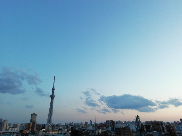 夕暮れのスカイツリーを撮影(写真:左 HUAWEI nova lite 2、右 HUAWEI P10 liteで撮影)