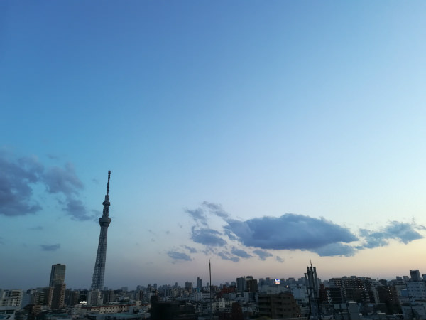 夕暮れのスカイツリーを撮影(写真:左 HUAWEI nova lite 2、右 HUAWEI P10 litで撮影)