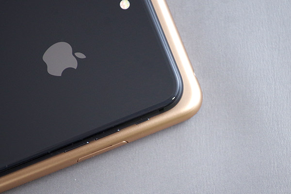 iPhone 8 と比べると少し大きい
