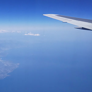AQUOS sense liteで撮影:晴れ渡った空からの写真(飛行機の窓越し)