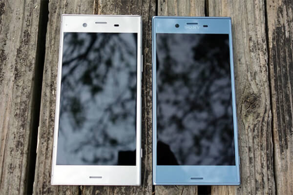Xperia XZ1(左)と Xperia XZs(右)