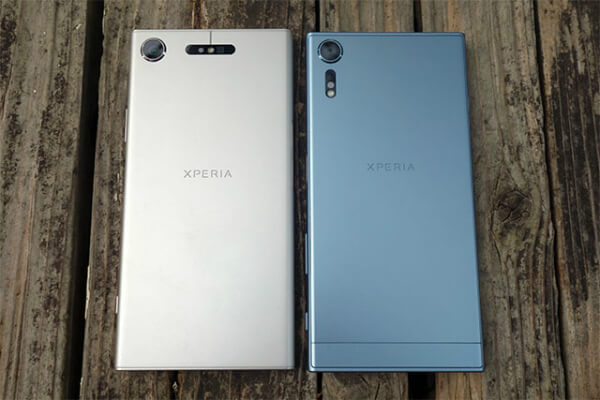 (Xperia XZ1 / XZs)背面のデザインは異なる箇所が多い