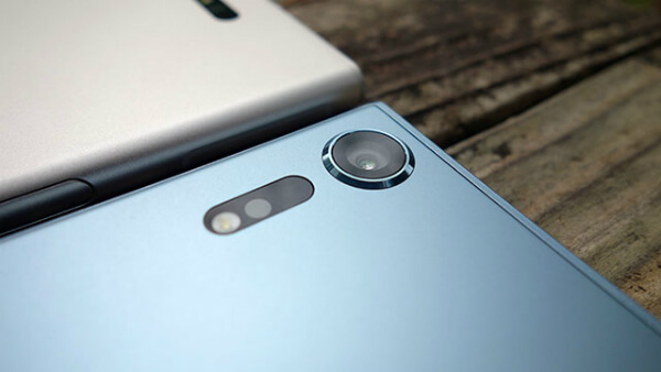 (Xperia XZ1 / XZs)カメラレンズは少し出っ張っている