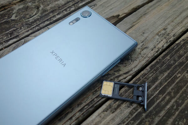 Xperia XZsのSIMカードとmicroSDの挿入口は一体型
