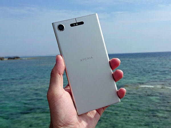 Xperia XZ1を片手で持ってみた様子