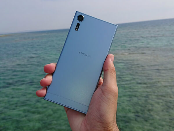 Xperia XZsを片手で持ってみた様子