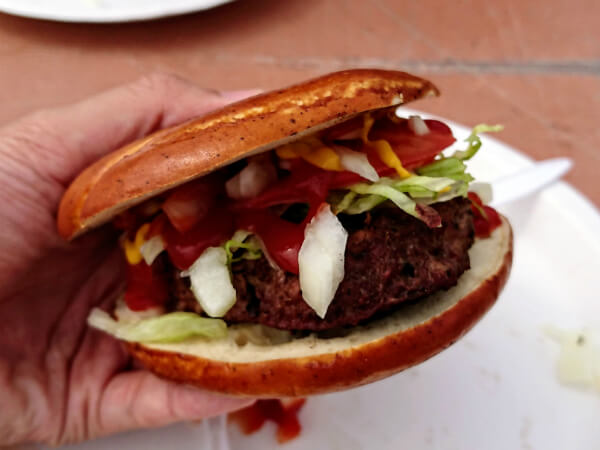 Xperia XZ1 / ビーチで食べるハンバーガー