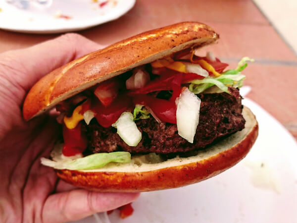 Xperia XZs / ビーチで食べるハンバーガー