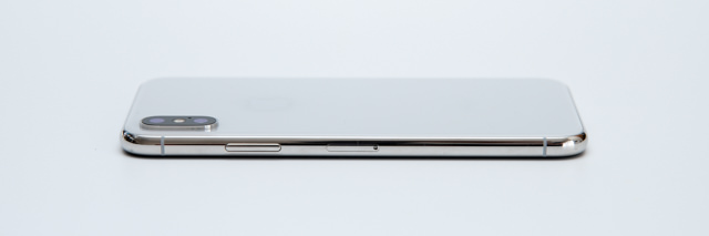 iPhone Xの右側面