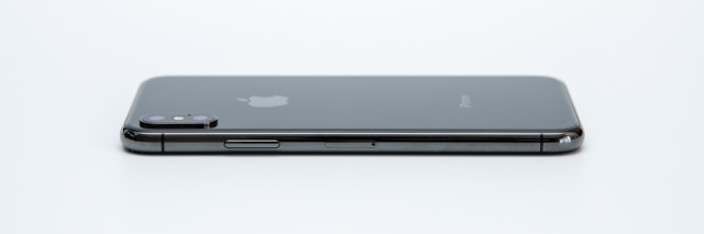 iPhone Xの右側面