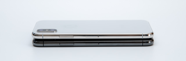 iPhone Xの右側面