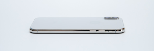 iPhone Xの左側面