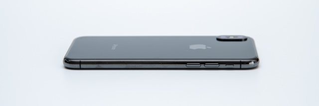 iPhone Xの左側面