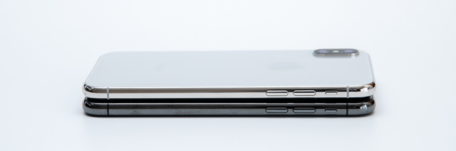 iPhone Xの左側面