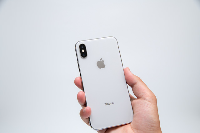 iPhone Xを手に持ったところ