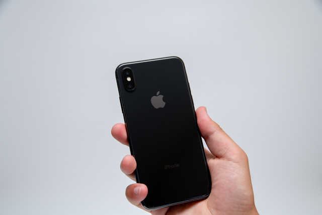 iPhone Xを手に持ったところ
