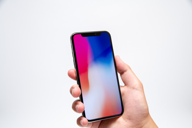 iPhone Xを手に持ったところ