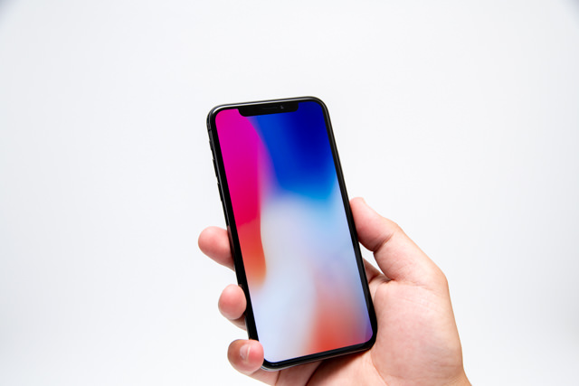 iPhone Xを手に持ったところ