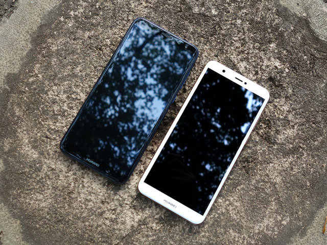 前面:左「Mate 10 lite」、右「nova lite 2」