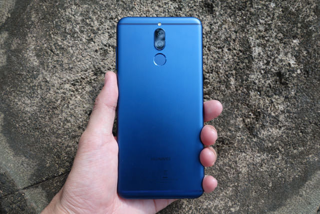 Mate 10 liteを片手持ちしてみた