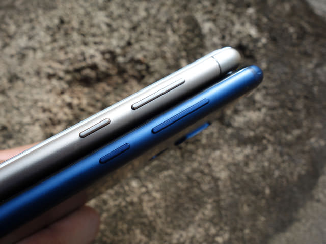 右側面に電源ボタンとスリープボタン