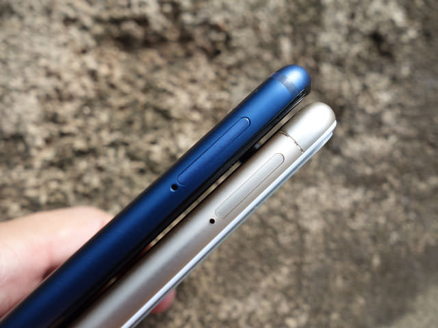 左側面にSIMスロットとmicroSDスロット